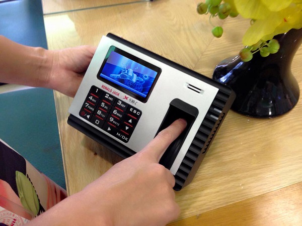 Những ưu điểm không thể bỏ qua của máy chấm công vân tay